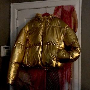 Gold ✨Bomber  fits right to the waist with gold lining .Get cute For the cold🤩